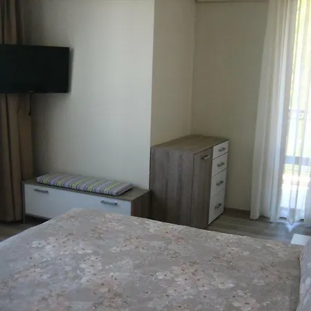 Nereya Palace, Lidia * פומורי