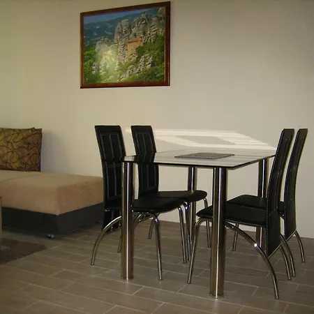 Nereya Palace, Lidia * פומורי
