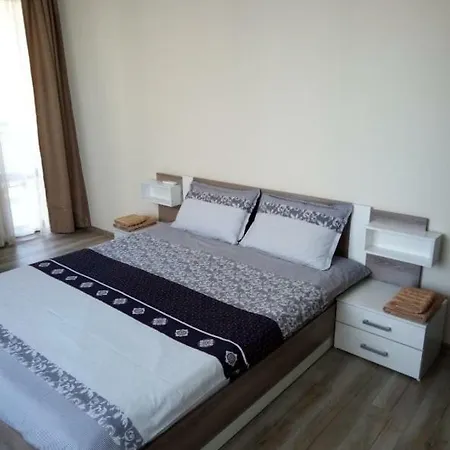 Nereya Palace, Lidia * פומורי